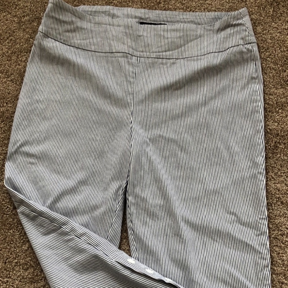 Capri pull up blue & white pin strip